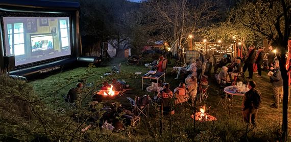 Dokumentárne filmy na netradičných miestach - KineDok odštartoval nový ročník oscarovým filmom Pán Nikto proti Putinovi