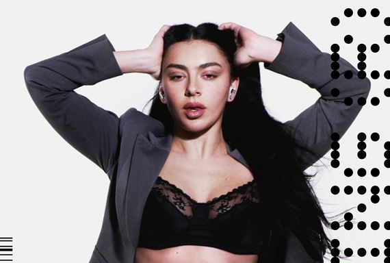 Charli xcx sa stala prvou globálnou ambasádorkou Nothingu a zároveň akcionárkou značky