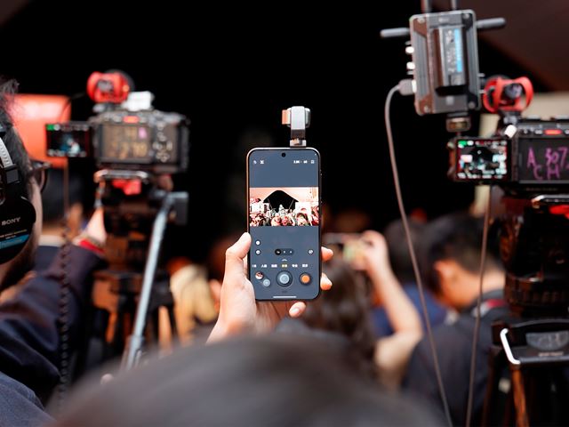 HONOR Robot Phone pr�de e�te tento rok, firma spojila sily s ARRI 