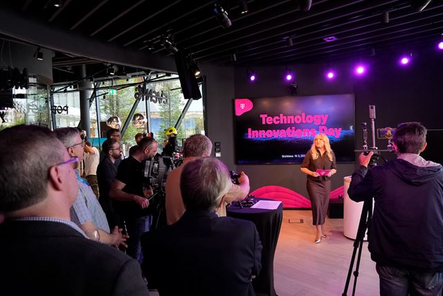 Telekom uk�zal  rozdiel medzi be�nou a prioritizovanou konektivitou pri vysokom za�a�en� siete 