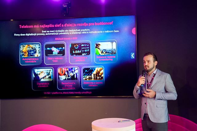 Telekom uk�zal  rozdiel medzi be�nou a prioritizovanou konektivitou pri vysokom za�a�en� siete 