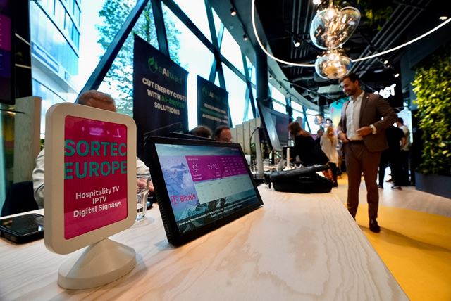 Telekom uk�zal  rozdiel medzi be�nou a prioritizovanou konektivitou pri vysokom za�a�en� siete 