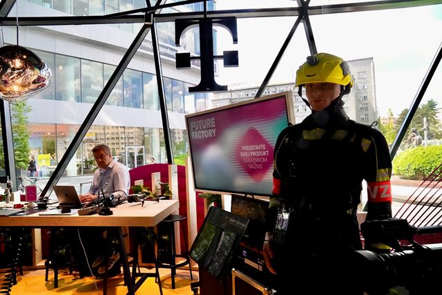 Telekom uk�zal  rozdiel medzi be�nou a prioritizovanou konektivitou pri vysokom za�a�en� siete 