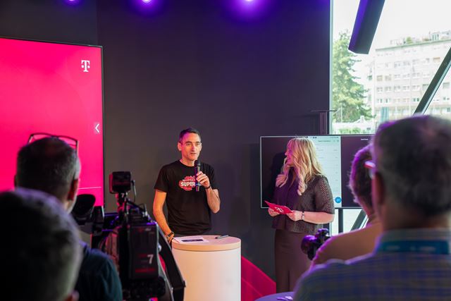 Telekom uk�zal  rozdiel medzi be�nou a prioritizovanou konektivitou pri vysokom za�a�en� siete 