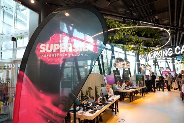 Telekom uk�zal  rozdiel medzi be�nou a prioritizovanou konektivitou pri vysokom za�a�en� siete 