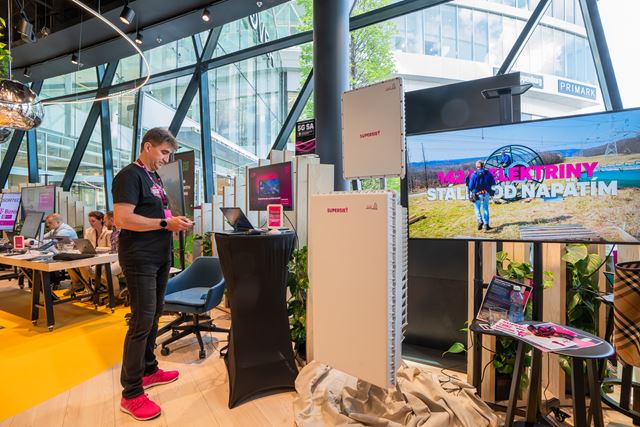 Telekom uk�zal  rozdiel medzi be�nou a prioritizovanou konektivitou pri vysokom za�a�en� siete 