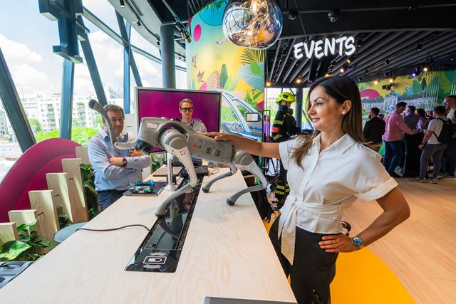 Telekom uk�zal  rozdiel medzi be�nou a prioritizovanou konektivitou pri vysokom za�a�en� siete 