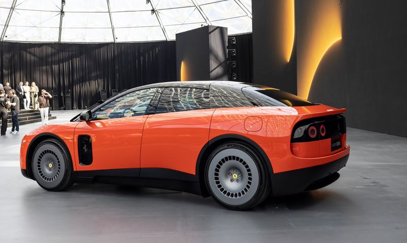 Akcie Ferrari klesli, potom ako predstavili auto navrhnuté dizajnérom z Apple