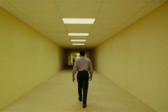 BACKROOMS film prepísal rekordy A24, z internetovej legendy sa stal hororový hit