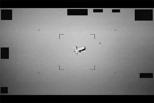 Pentagón zverejnil nové UFO archívy, fotky a aj videá 