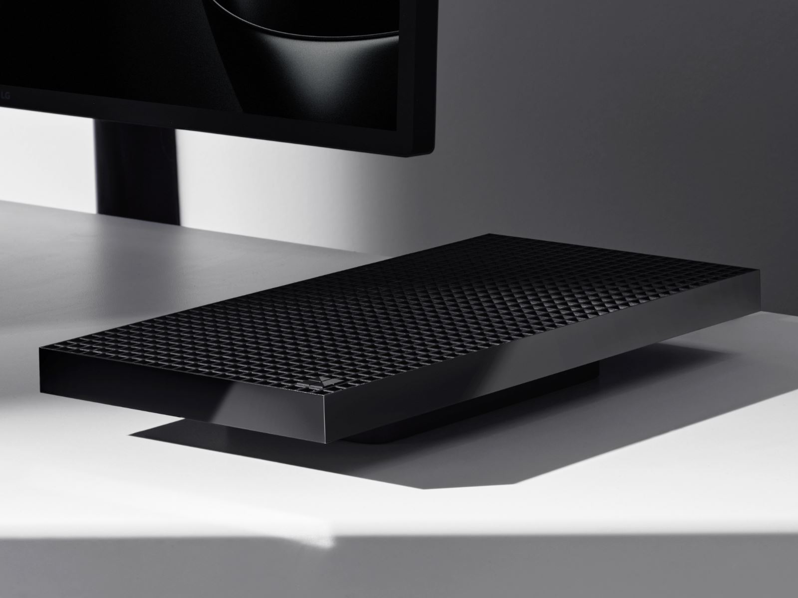 Microsoft predstavil Surface RTX Spark Dev Box, malý AI počítač pre ...