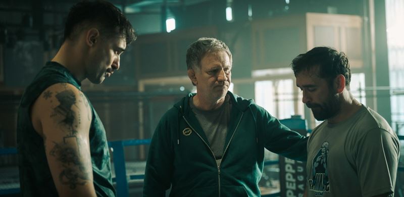 Film Bojovn�k mieri do Karlov�ch Varov. Herci si pri nakr�can� siahli na dno, teraz za�iaria na �ervenom koberci