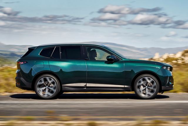 Nové BMW X5 prichádza s piatimi typmi pohonu, plug-in hybrid M60e ponúkne 612 koní 