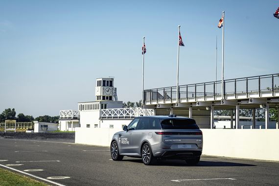 Range Rover Sport Electric príde ešte tento rok, prvýkrát sa ukázal v Goodwoode
