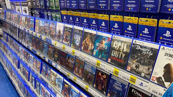 Proti koncu fyzick�ch medii v PlayStation konzol�ch s�ce protestuje ve�a hr��ov, ale m�lokto z nich ich aj kupuje