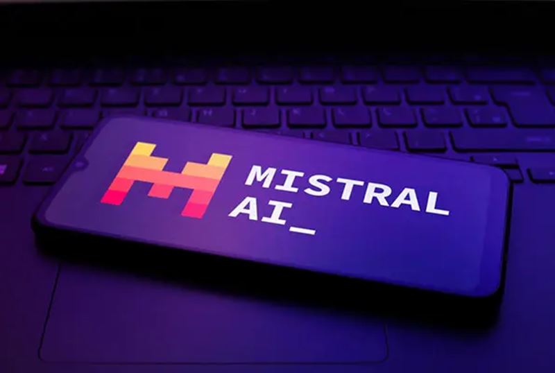 Americký Microsoft naleje miliardy do infraštruktúry Mistralu. Bude to potom ešte európska AI?
