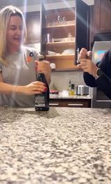 Niektor� �eny s� v otv�ran� �ampansk�ho lep�ie