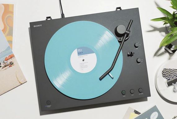 Sony ospevuje vinylové platne, zatiaľ čo končí s fyzickými hrami