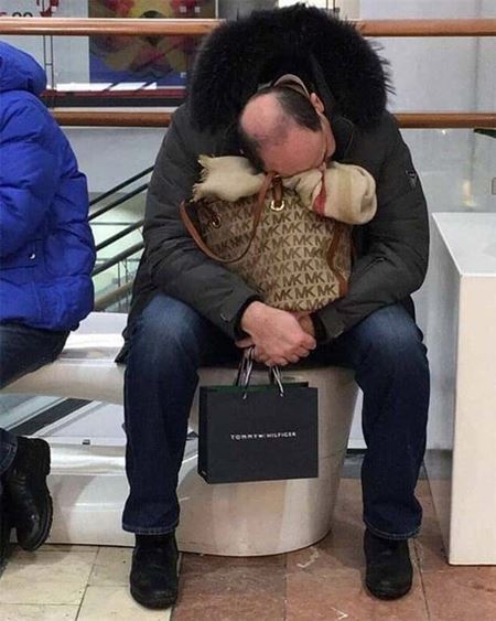 Mu�i na n�kupoch  