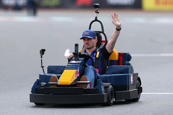 F1: Max Verstappen odmieta zrušiť výstupnú klauzulu a napätie v Red Bulle rastie aj pre záujem Mercedesu