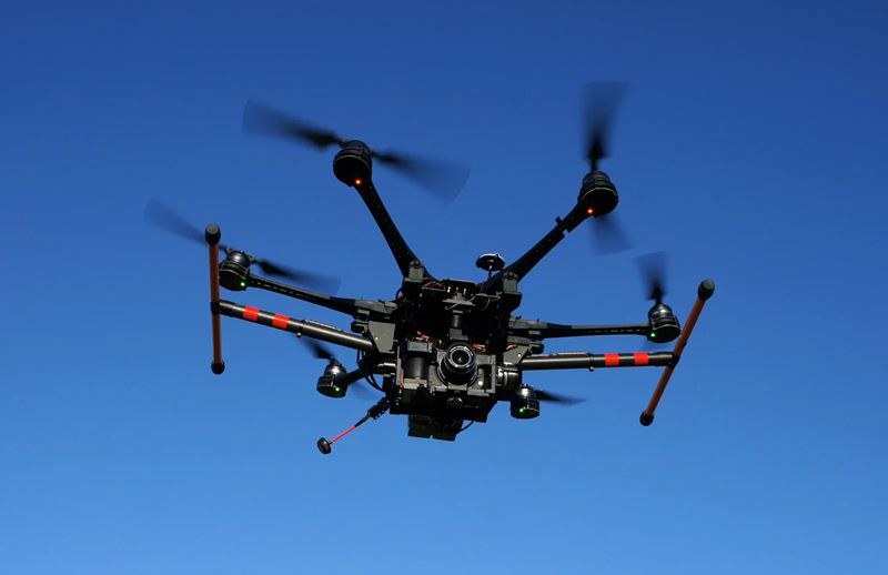 Drony sa budú môcť nabíjať aj laserom, môžu zostať vo vzduchu bez prestávky
