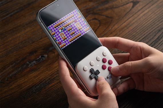 8BitDo FlipPad prináša klasické ovládanie na mobil