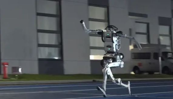 Robot od Unitree prekonal rýchlosť Usaina Bolta. Pri pokuse však nezvládol zabrzdiť