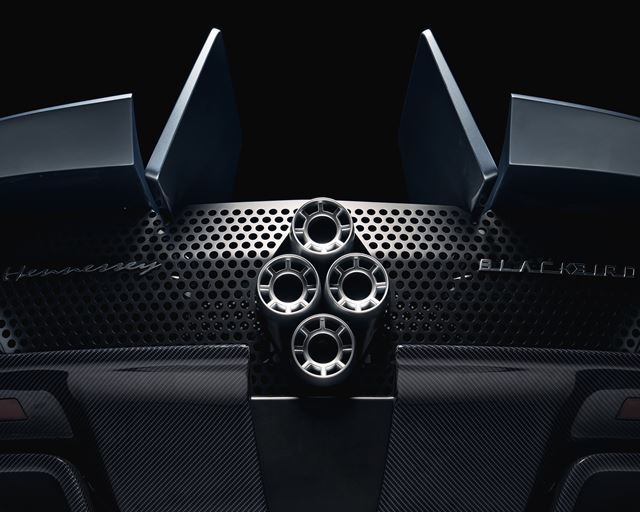 Hennessey Blackbird vracia superautá ku klasike: atmosférický V8, manuál a žiadne displeje 