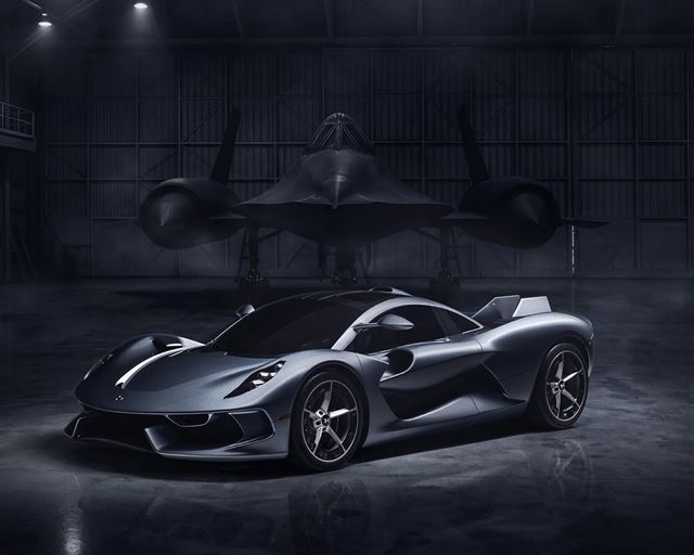 Hennessey Blackbird vracia superautá ku klasike: atmosférický V8, manuál a žiadne displeje 