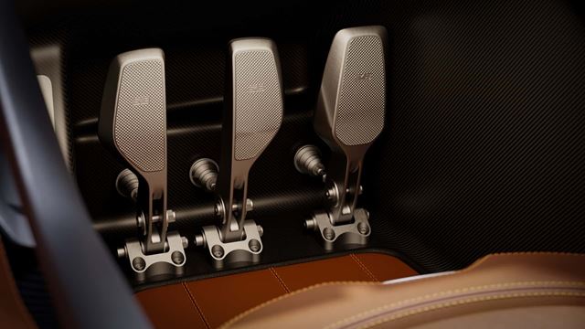 Hennessey Blackbird vracia superautá ku klasike: atmosférický V8, manuál a žiadne displeje 