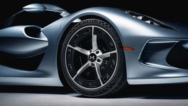 Hennessey Blackbird vracia superautá ku klasike: atmosférický V8, manuál a žiadne displeje 