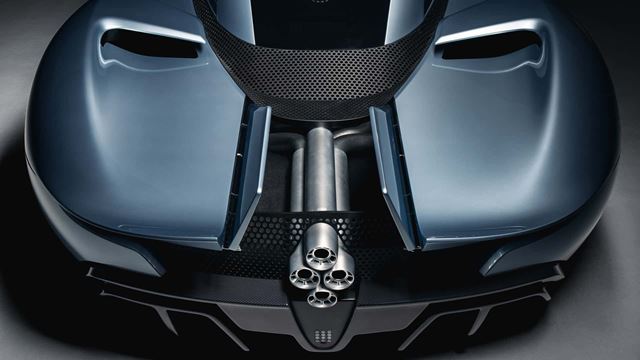 Hennessey Blackbird vracia superautá ku klasike: atmosférický V8, manuál a žiadne displeje 