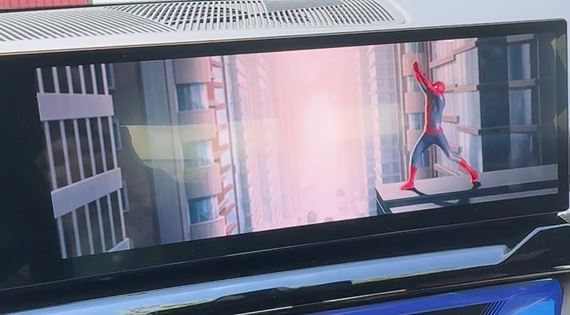 BMW nahnevalo majiteľov vozidiel reklamou na Spider-Mana priamo na displeji auta