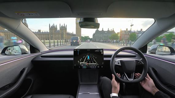 Kto má dostať pokutu, keď autopilot na Tesle prekročil rýchlosť? Majiteľ si platí za systém, ktorý nefunguje