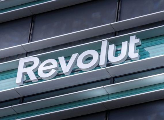 Revolut odovzdal podvodníkom citlivé údaje časti zákazníkov po falošnej žiadosti z vládnej domény