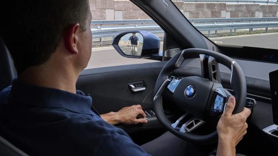 BMW v nových autách oneskorí otvorenie dverí pri hroziacej zrážke s cyklistom