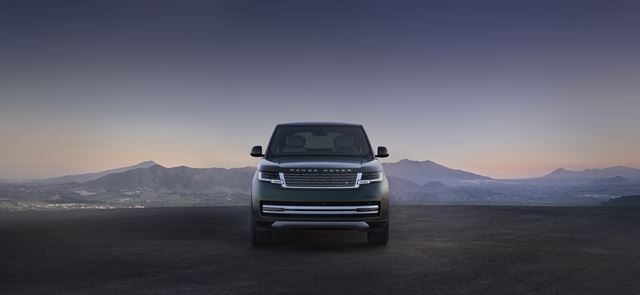 Range Rover konečne ukázal svoj prvý elektromobil. Má 118,5 kWh batériu a 800 V architektúru 