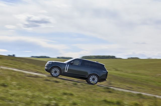 Range Rover konečne ukázal svoj prvý elektromobil. Má 118,5 kWh batériu a 800 V architektúru 