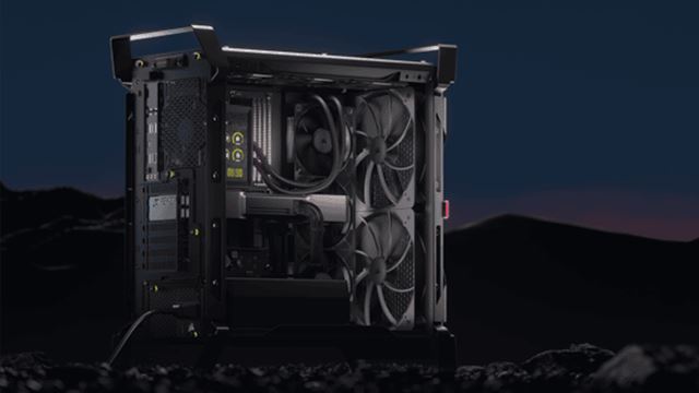CORSAIR WARTHOG vracia vojensk� dizajn Vengeance C70, dostupn� je v dvoch verzi�ch 