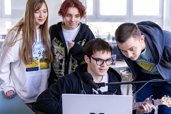 Skyro: denne v �kole alebo online z domu. Obe cesty ved� k maturite z IT a gamedevu