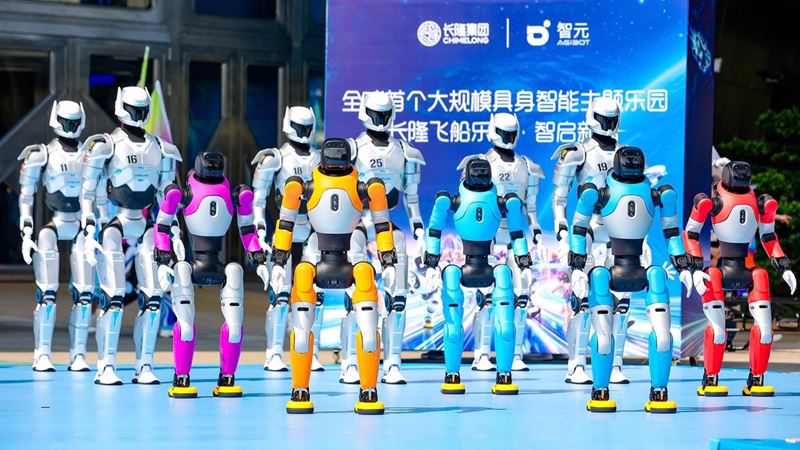 V Chimelong Spaceship Parku nasadili viac ako 300 robotov na vystúpenia, sprevádzanie aj služby návštevníkom