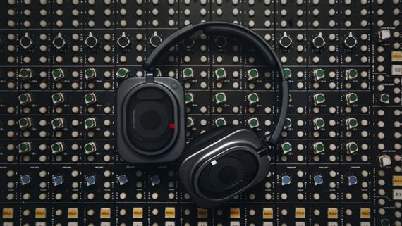 Nothing predstavilo Headphone (1) Pro s trojicou meni�ov, �t�diov�m zvukom a v�dr�ou 68 hod�n