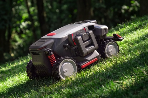 Robotická kosačka Eufy S2 Max dostala vlastné rameno, kosí trávu až pri múroch