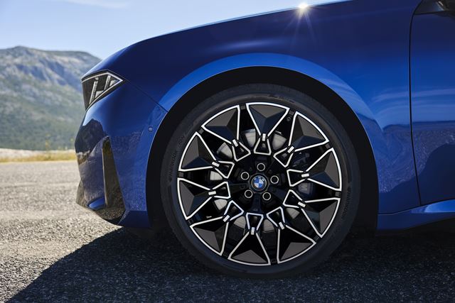 BMW M350 xDrive nahrádza M340i, ponúkne 326 kW a od roku 2027 aj režim Drift Moment 