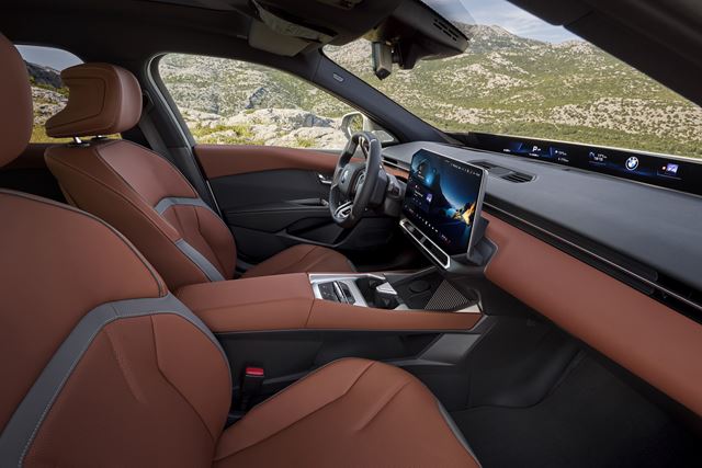 BMW M350 xDrive nahrádza M340i, ponúkne 326 kW a od roku 2027 aj režim Drift Moment 