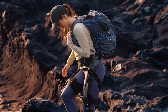 Hypershell Halo je exoskeleton na celé nohy, štyrmi motormi pomáha pri chôdzi, drepoch aj stúpaní