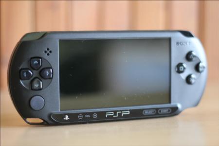 Nov PSP E-1000 v redakcii
