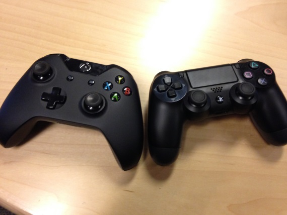 Xbox One a PS4 gamepady bok po boku