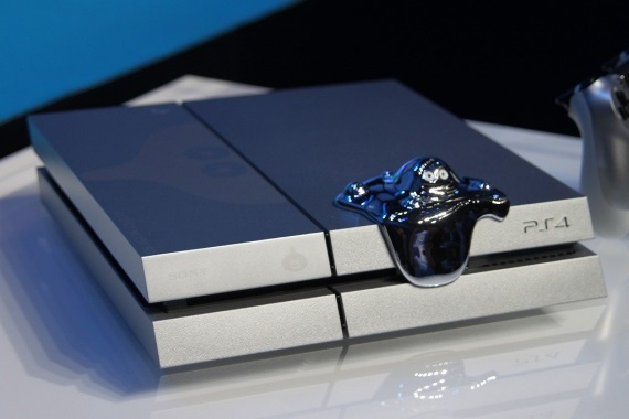 Slizk sediaci na striebornej PS4 zachyten na fotkch