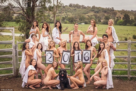 65 nahých študentov veteriny zapózovalo pre kalendár na charitu  